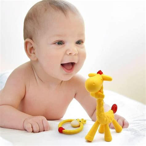 Bebé de 10 meses con juguete de dentición, mostrando babeo e irritabilidad.