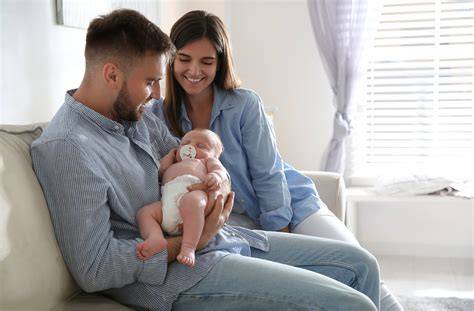 Familia cuidando a su bebé en casa