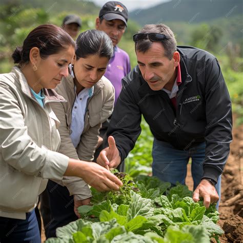 Foto de una religiosa dando una charla a un grupo de jóvenes agricultores en un entorno rural.