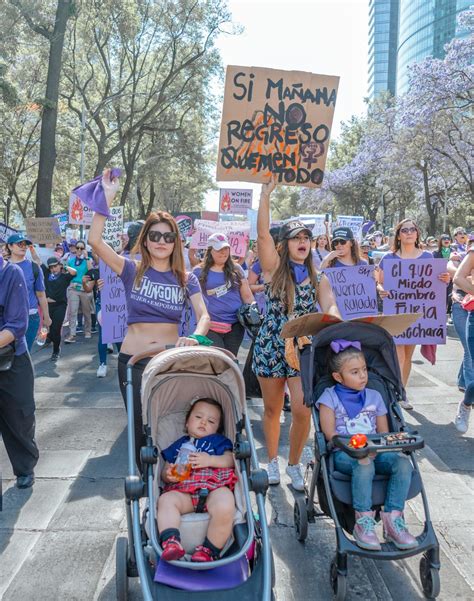 Madres de bebés fallecidos marchando por justicia