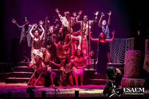 Fotografía del conjunto orquestal durante la interpretación en el escenario del Teatro Las Lagunas