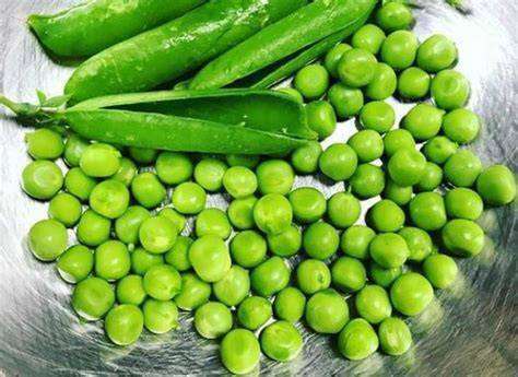 Foto de guisantes frescos y guisantes congelados
