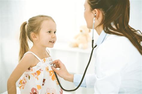 Pediatra examinando a un niño sonriente