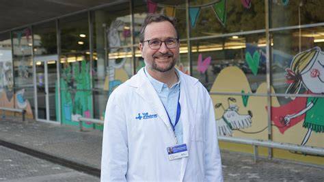 Retrato del Dr. Lucas Moreno en un entorno clínico