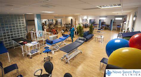 foto de clínica con equipamiento moderno de fisioterapia