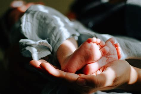 Esquema de un osteópata examinando a un bebé con técnicas manuales suaves