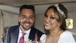 Foto de Kike Calleja besando la mano de Raquel Abad, mostrando el anillo de compromiso.