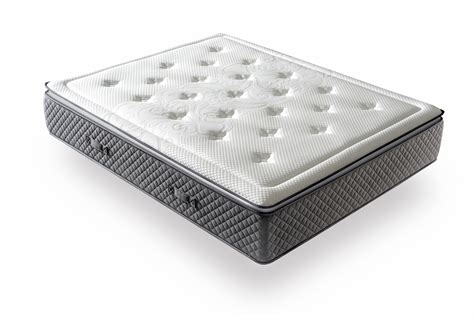 Imagen de un colchón de cuna con una funda protectora impermeable