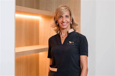 Foto de la Dra. Juana Crespo en su clínica o en un congreso médico