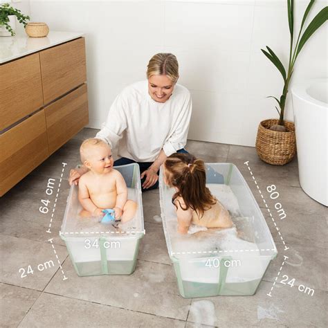Foto de la Bañera Plegable Stokke Flexi Bath en uso y plegada para mostrar su diseño compacto