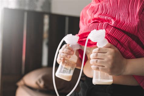 Madre extrayéndose leche materna discretamente en un evento