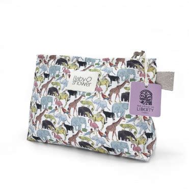Ilustración de una bolsa pochette para pañales con diseños variados