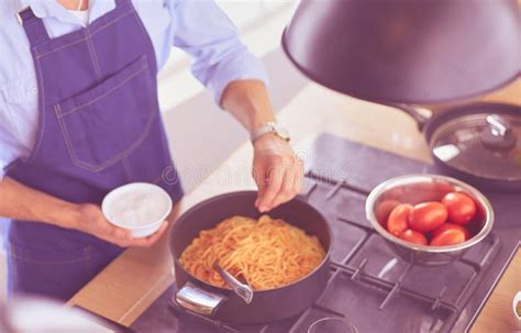 Foto temática de un culturista preparando su comida suplementada