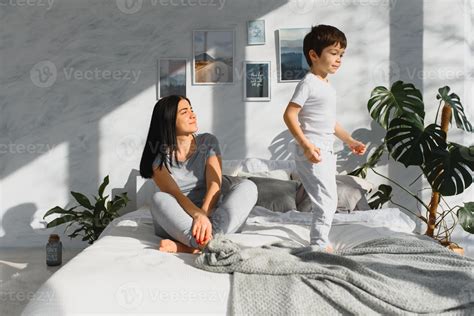 Madre e hijo compartiendo un momento íntimo con una canción de cuna
