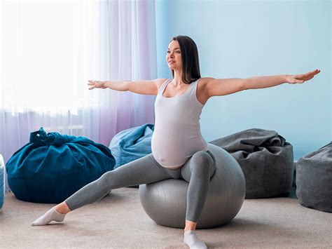 Mujer embarazada realizando ejercicio físico moderado y seguro