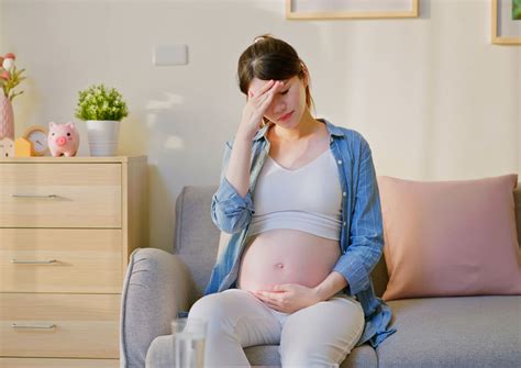 Diagrama que ilustra cómo el estrés materno puede afectar al feto a través de la placenta y las hormonas.