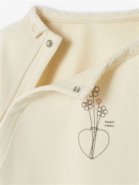 Diseñador preparando bocetos de jerséis y chaquetas para bebé
