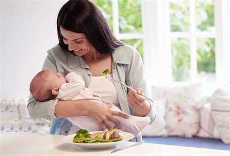 fotografía de una madre lactante consumiendo miel de forma segura