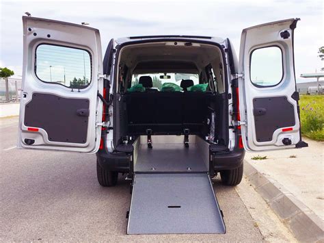 Interior de un vehículo adaptado para silla de ruedas