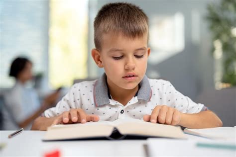 Niño concentrado estudiando en un escritorio ordenado