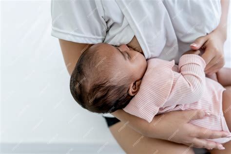 Bebé lactando del pecho de su madre