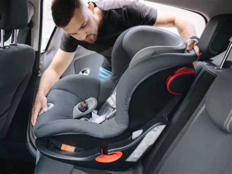Fotografía de una silla de coche infantil instalada correctamente en el asiento trasero de un vehículo