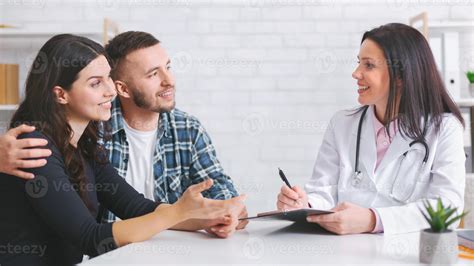Mujer y pareja recibiendo apoyo médico en una clínica