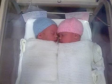 Fotografía de recién nacidos mellizos o de una familia feliz en el hospital tras el parto.