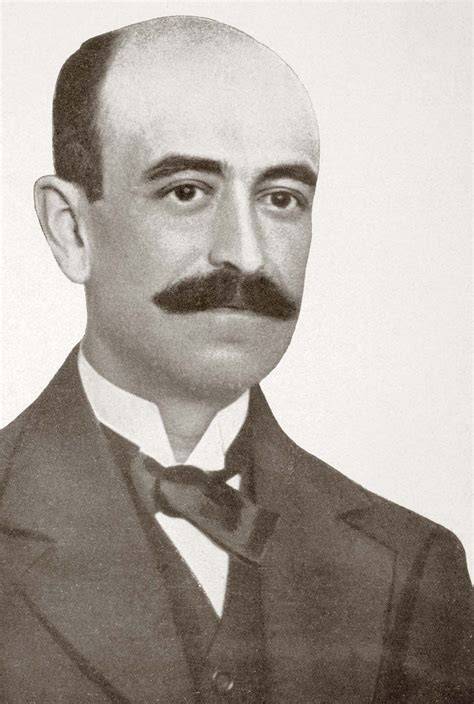 Foto histórica de Manuel de Falla dirigiendo o componiendo