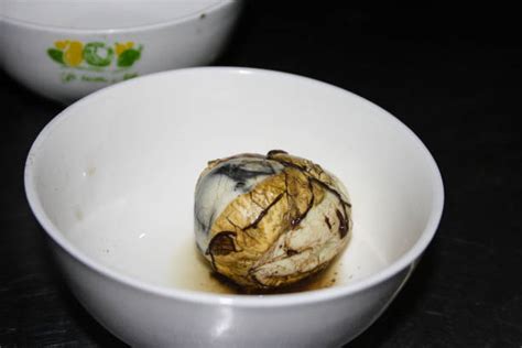 Foto de balut listo para comer con condimentos