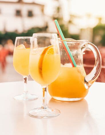 Jarra de Agua de Valencia con copas y rodajas de naranja