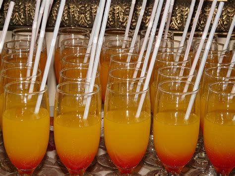 Cóctel de cava rosado con piña en copa elegante