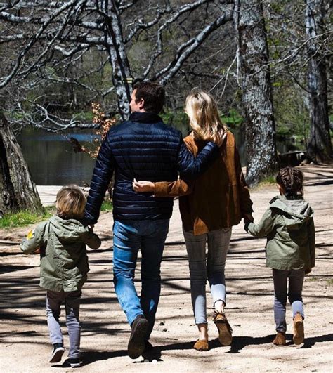 Foto de Pablo Casado y su familia realizando el Camino de Santiago