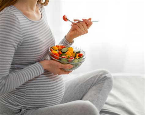 Ilustración de alimentos variados y saludables para el embarazo