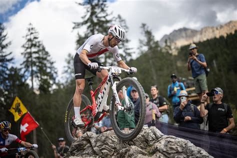 Fotografía de Nino Schurter compitiendo en un circuito de XCO