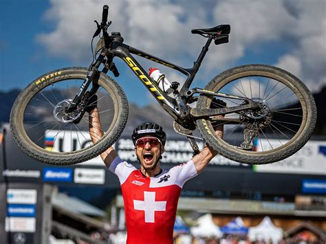 Infografía con los principales títulos y medallas de Nino Schurter