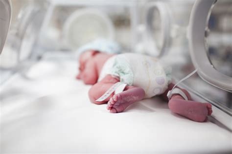 Foto: Bebé prematuro en contacto piel con piel con un progenitor