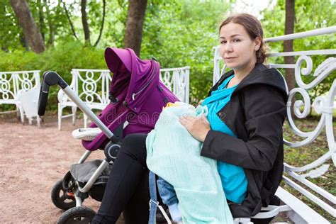 Mujer amamantando a su bebé en un parque público con discreción