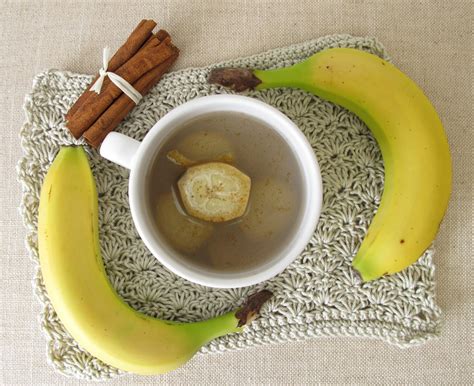 Té de cáscara de plátano en preparación, mostrando el agua que adquiere un color marrón.