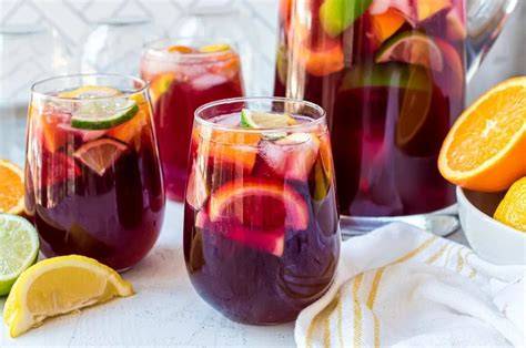 Sangría sin alcohol con granadina y frutas en jarra de cristal