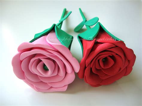 Pasos para dar forma a los pétalos de goma eva con calor y ensamblar una rosa