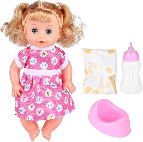 Niña colocando su muñeca en un orinal de juguete