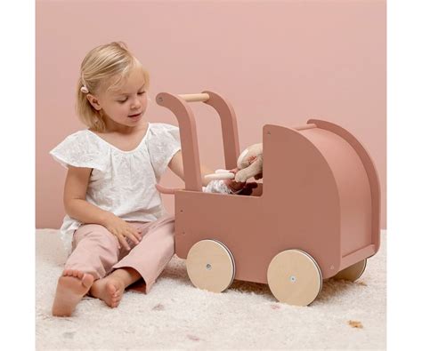Carrito de madera con muñeca paseando