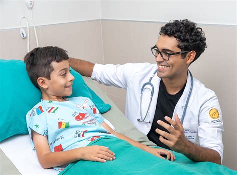 Equipo médico pediátrico interactuando con niños en un entorno clínico amigable