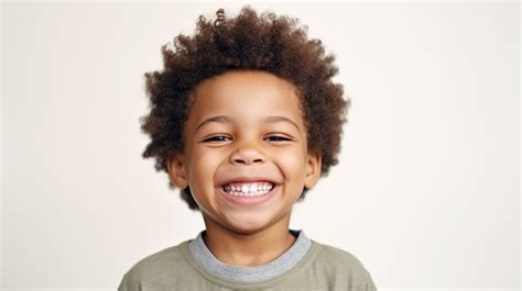 Fotografía de un niño sonriendo al leer una tarjeta de cumpleaños
