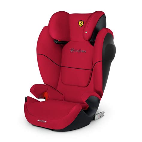 Foto de un saco cubrepiés Cybex for Scuderia Ferrari en una silla de paseo, destacando el diseño y los colores.