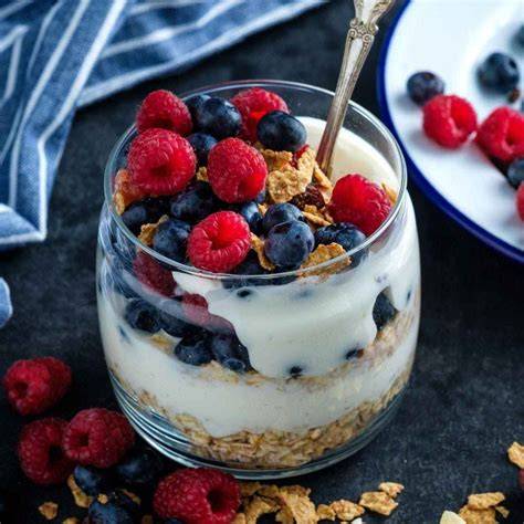 Foto de vasitos de yogurt con frutas del bosque, decorados.