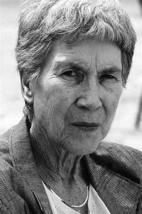 Retrato pensativo de Natalia Ginzburg, enfatizando su mirada penetrante