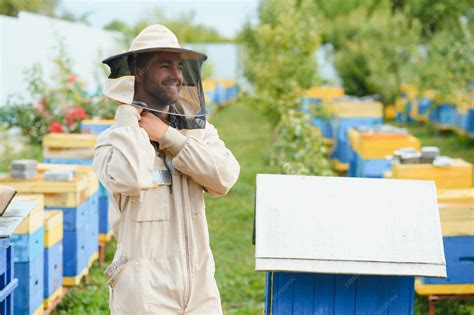 fotografía de un apicultor trabajando con una colmena de abejas