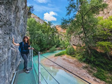 Vista panorámica de las Pasarelas del Río Vero en Alquézar con un río y cañones.